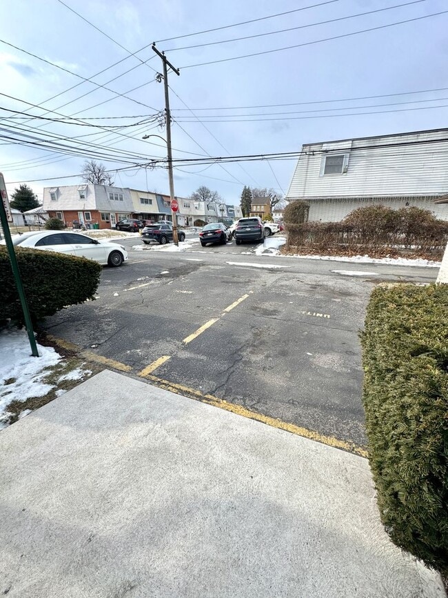 Building Photo - 828 N Sherman St