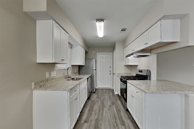 Building Photo - 10723 Forest Leaf Dr