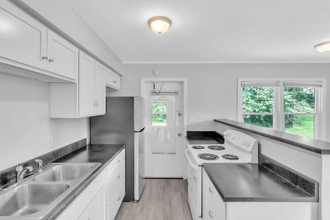 Building Photo - Newly renovated 2 BR / 1 BA Duplex in hear...