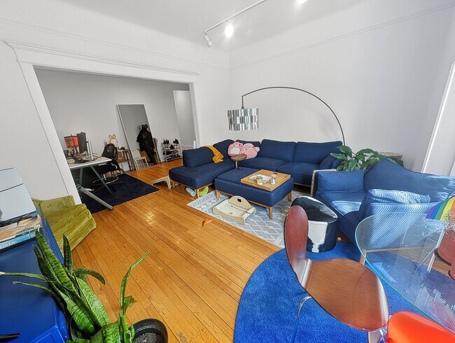 Building Photo - Very Spacious 2 BR/1 BA in Wrigleyville
