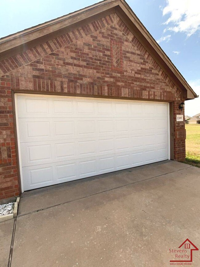 Building Photo - 2209 SW Oxford Dr