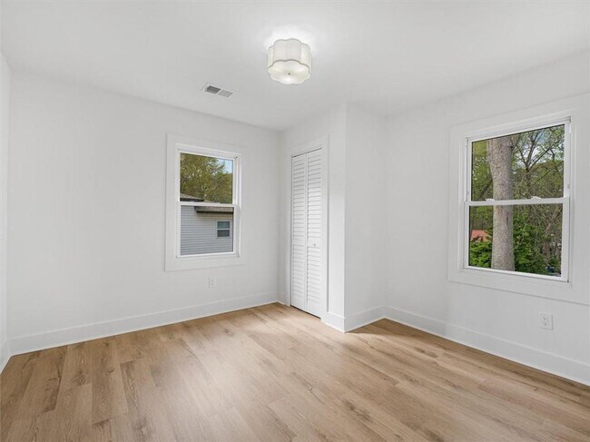 Building Photo - 960 Pine Forest Dr SW