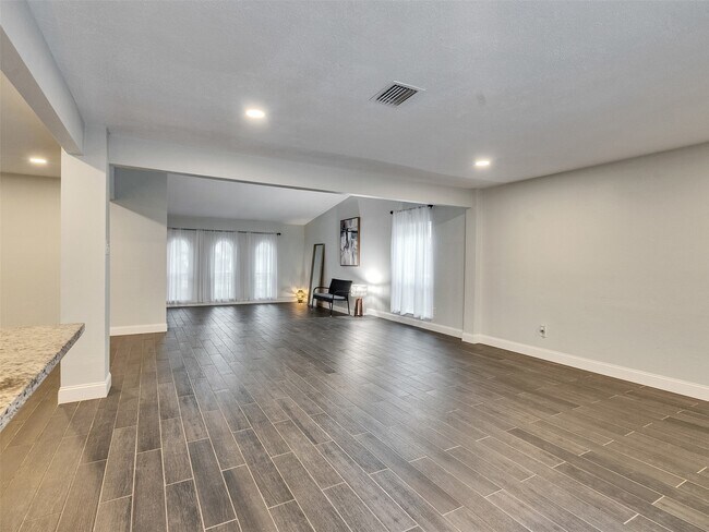 Building Photo - 2123 Quail Valley E Dr