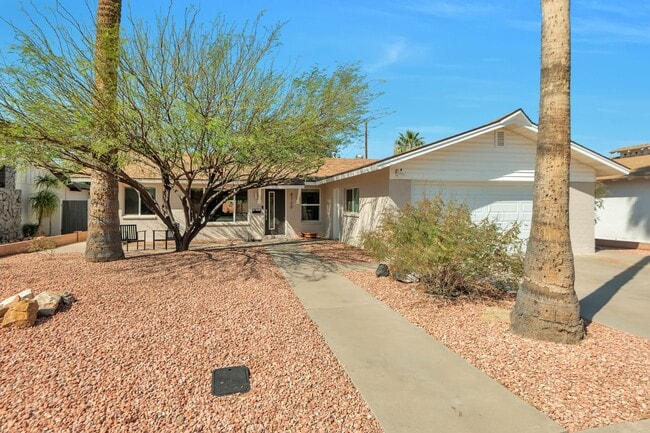 Building Photo - Updated and Spacious 3BED/2BATH Scottsdale Home