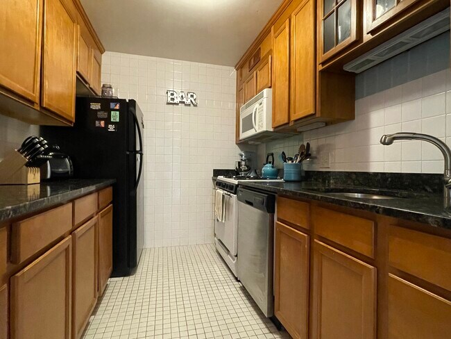 Building Photo - 77 Pond Ave