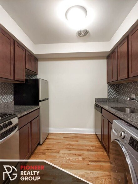 Building Photo - 555 W Arlington Pl