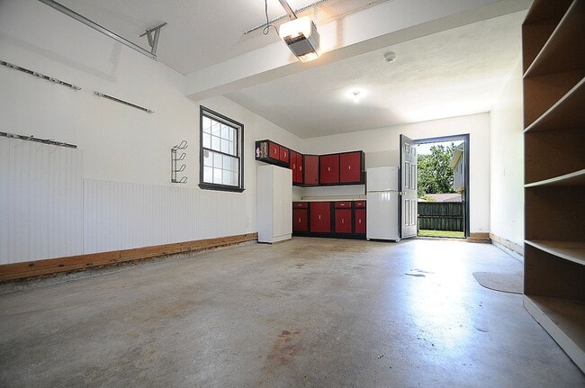 Building Photo - Classic 4 Bed 3.5 Single Family Home Sitti...