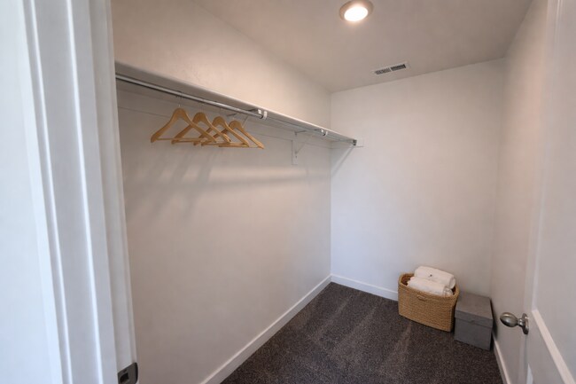 Building Photo - NEW TOWNHOME READY TO MOVE IN!