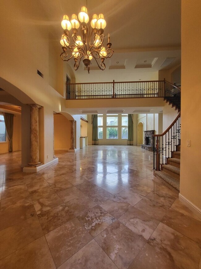 Building Photo - Absolutely Gorgeous 4BD / 3BA Home with Pool in Quiet Neighborhood