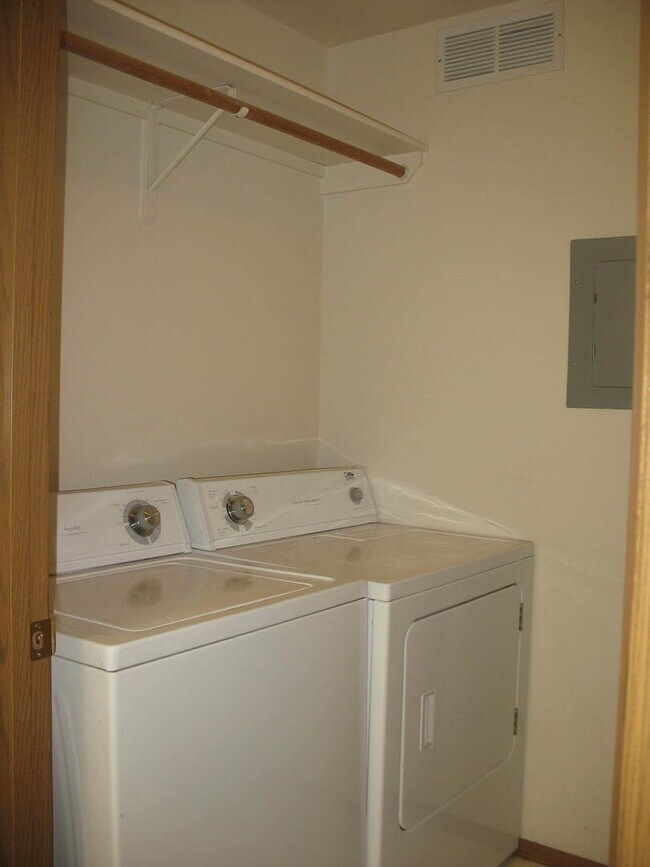 Building Photo - 2bed, 1bath, 950 Sq.ft. apartment - Mounta...