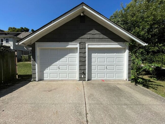 Building Photo - Charming 3 bedroom, 1.5 bathroom home in I...