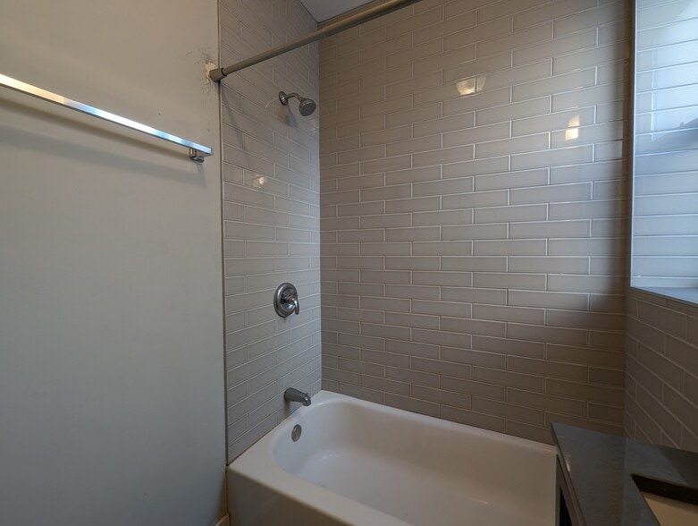 Building Photo - 628 W Cornelia Ave