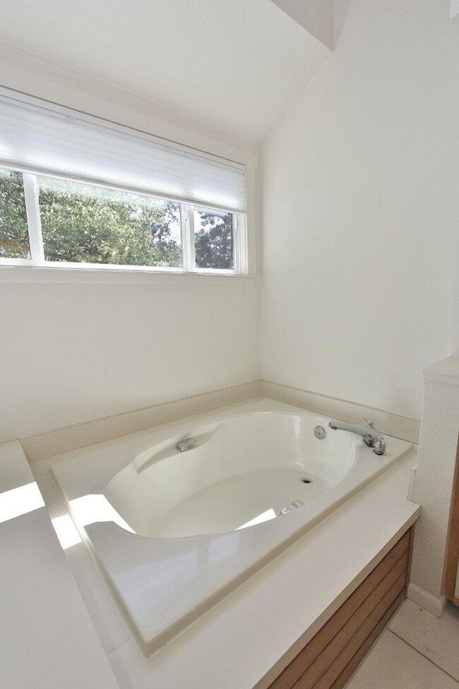 Building Photo - Premier End-Unit Condo in River Run