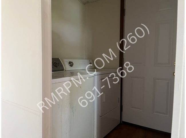 Building Photo - 2065 E Lakeside Dr