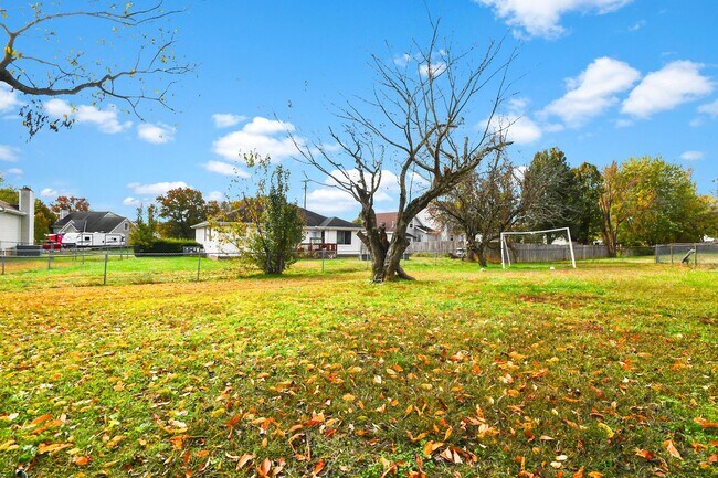 Building Photo - Conveniently Located Three Bedroom!