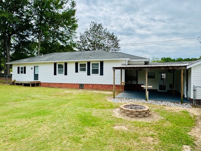 Building Photo - Paradise in Tallassee