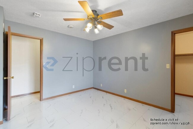 Building Photo - 724 W Belmont Ave