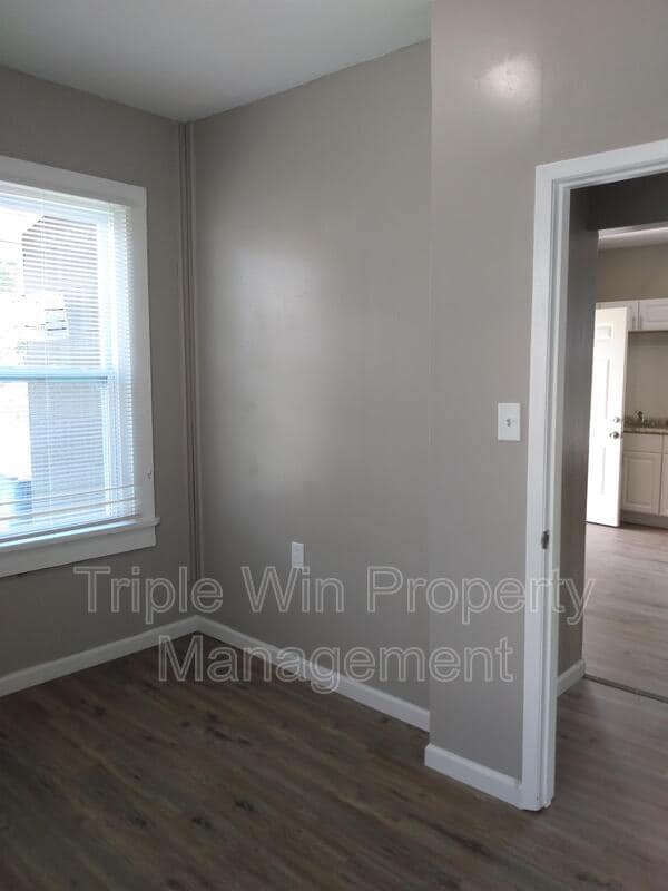 Building Photo - 830 Warne St