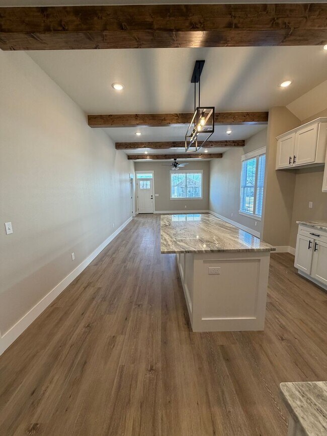 Building Photo - 3 Bed | 2 Bath House | Fridge will be add upon move in.