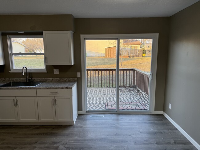 Building Photo - 1881 Lakeview Dr