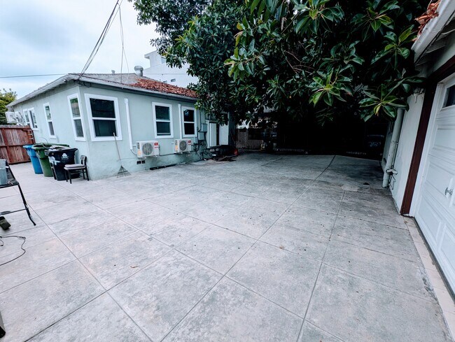 Building Photo - 2125 Carmona Ave