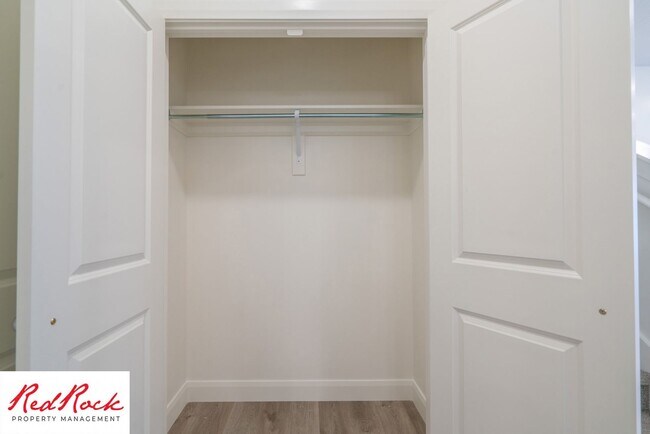 Building Photo - Stunning Spacious 3 Bedroom Unit