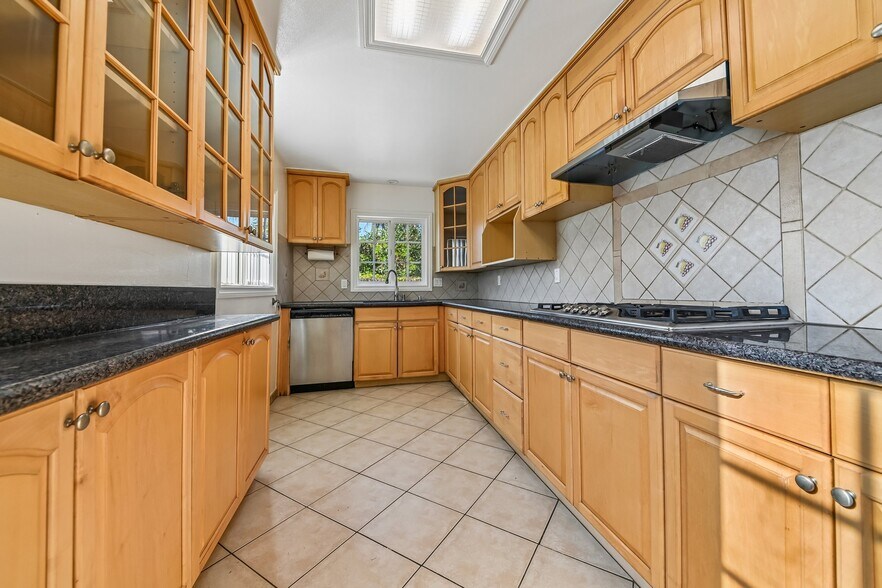 Kitchen - 6003 N Muscatel Ave