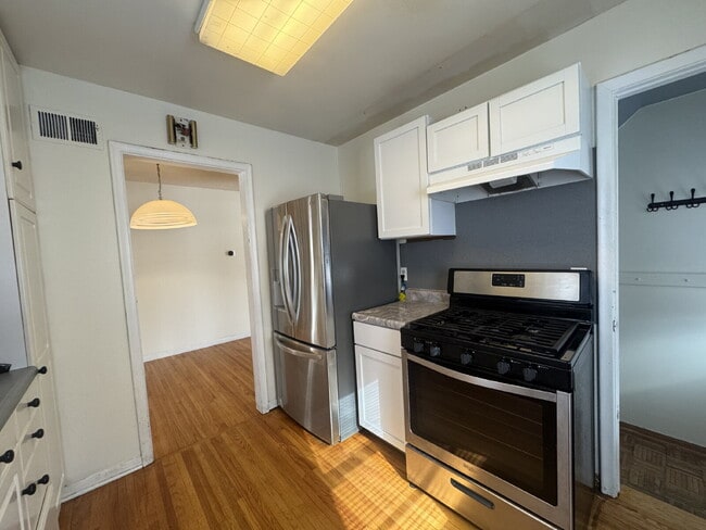 Building Photo - "Charming 3-Bed Haven with Hardwood Floors & Cozy Fireplace in St. Louis Park!"