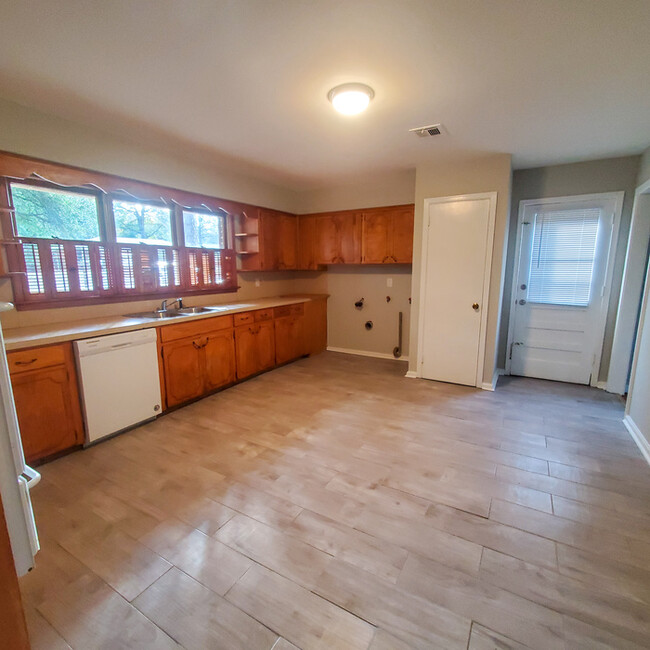 Building Photo - 3631 Royal Crest Dr