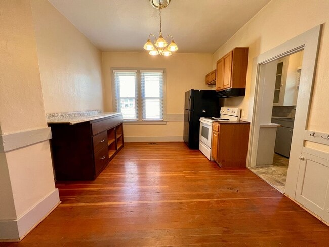 Building Photo - Charming Clinton Neighborhood Home 2 Bed 2 Bath — Close to Downtown & Division Street!