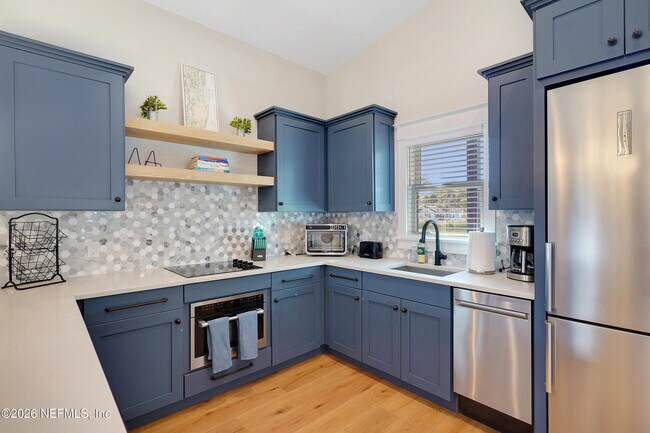 Building Photo - 290 St George St