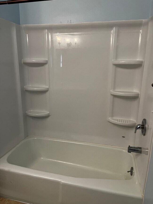 Building Photo - 3 Bed/3 Bath with Fenced in Yard!