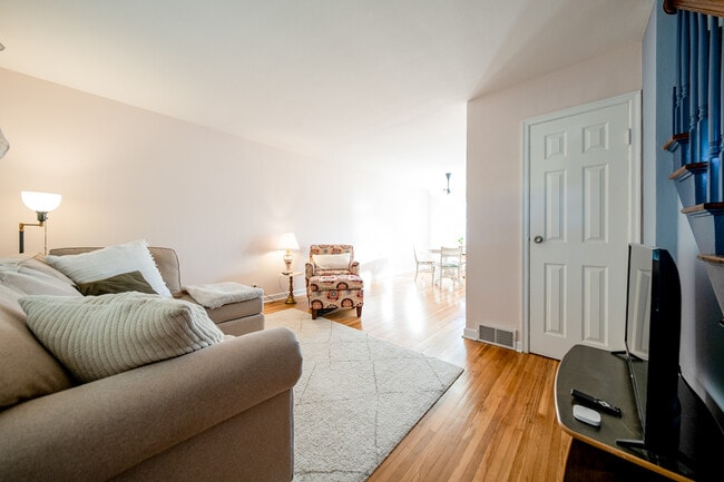 Building Photo - 2040 Montreal Ave