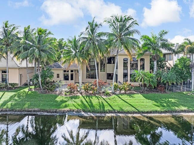 Building Photo - 10513 Versailles Blvd