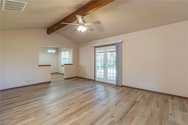 Building Photo - 904 Oakwood Dr