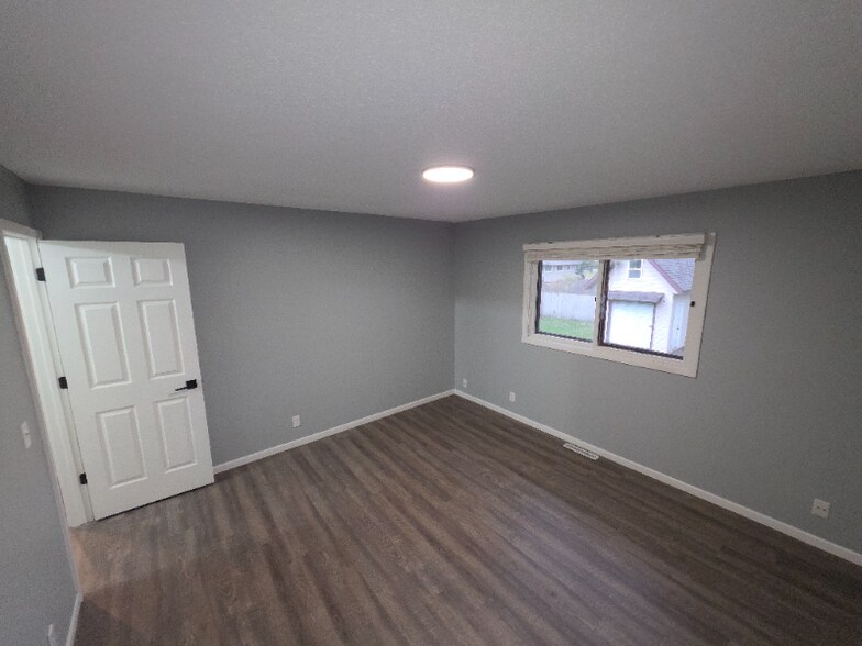 Building Photo - 5336 Russell Ave N