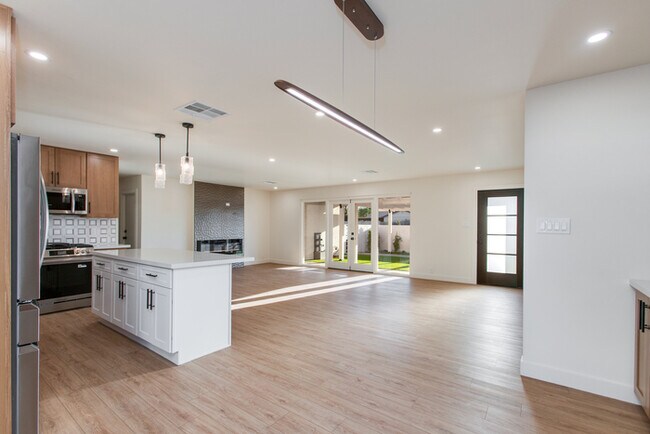Building Photo - Beautiful 4 Bedroom, 3 Bath Home on an Oversized 18,000 Sq Ft Lot