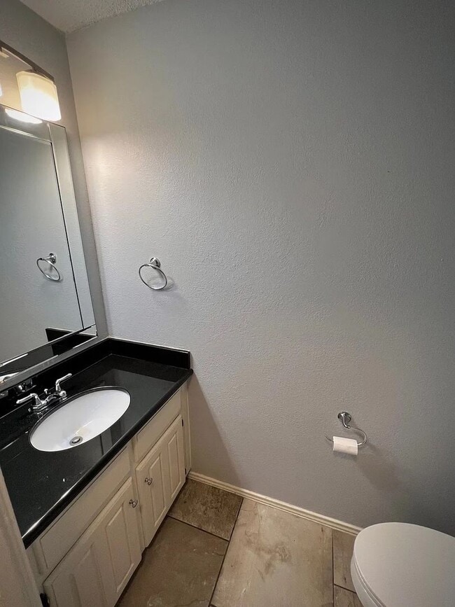 Building Photo - Updated condo at Cobblestone, closet to Campus!