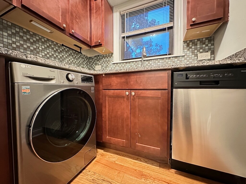 Building Photo - 704 Elm Pl