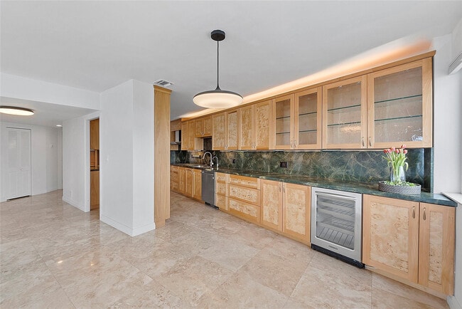 Building Photo - 3000 Holiday Dr