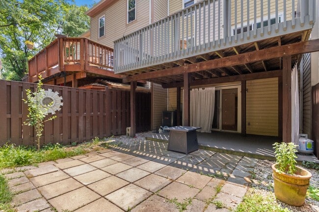 Building Photo - Spacious 3br Townhome with Deck& Patio. Re...