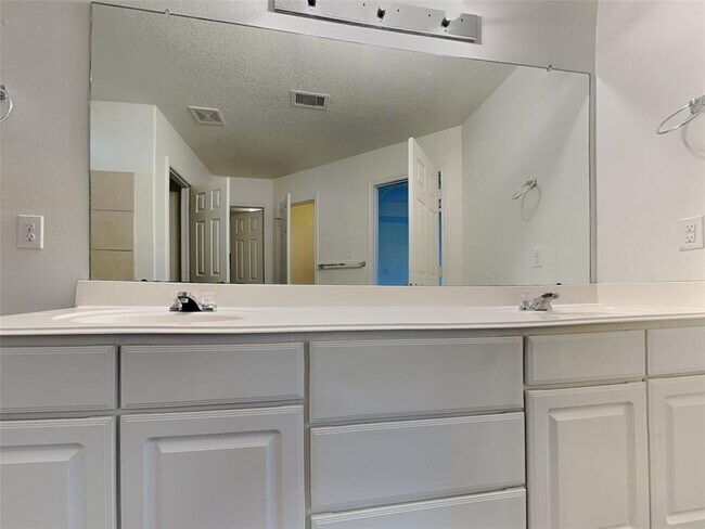 Building Photo - 2407 Aspen Dale Dr