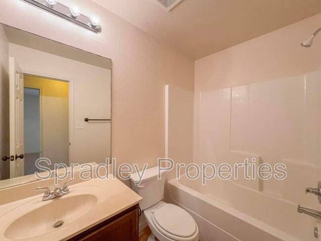 Building Photo - 517B Kendra Dr