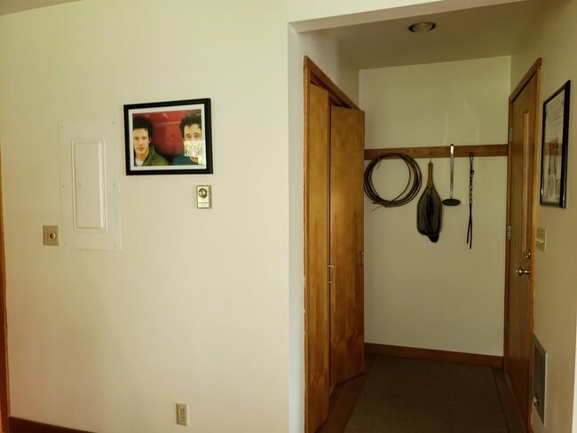 Building Photo - 3548 N Lake Creek Dr