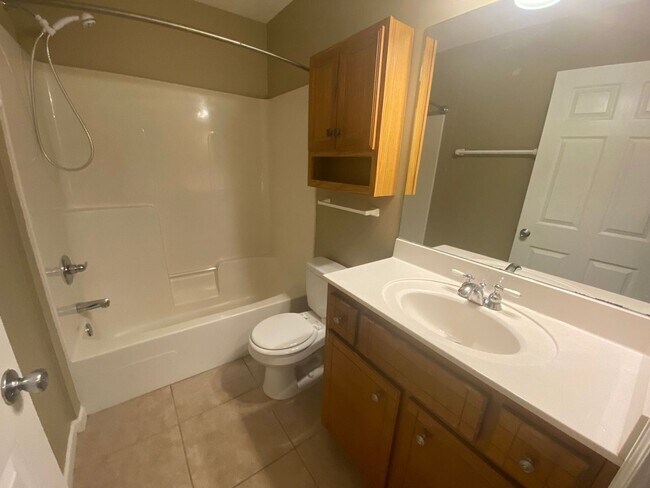 Building Photo - Spacious 3Bed/2Ba Brick Home in a Quiet Ne...