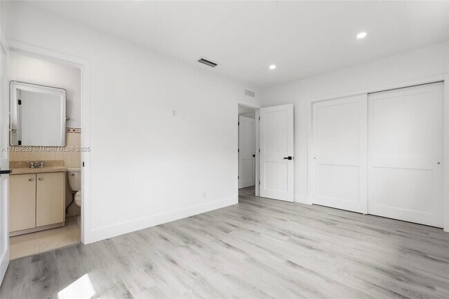 Building Photo - 8550 SW 28th St