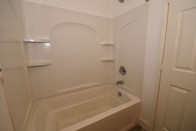 Building Photo - Spacious 2 Bed 2 Bath with Attached Car Ga...