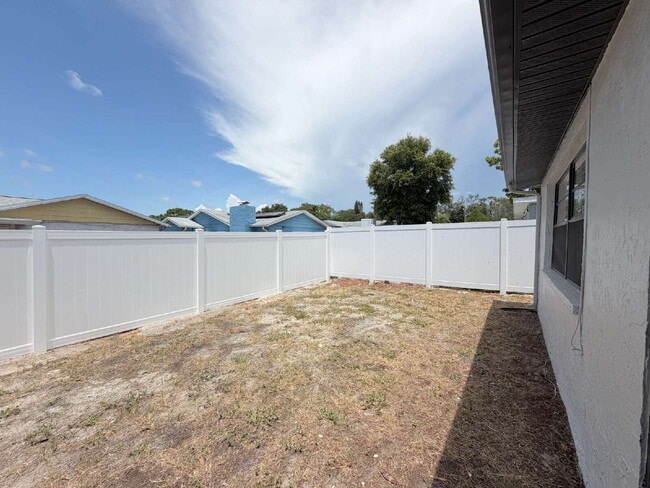 Building Photo - Spacious 2/2 with home with fenced yard in great Port Richey location.
