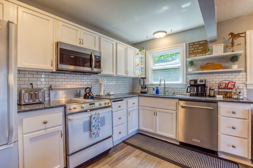 Building Photo - 214 Ave F