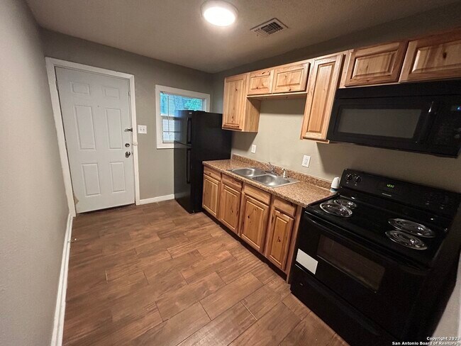 Building Photo - 1026 Edison Dr